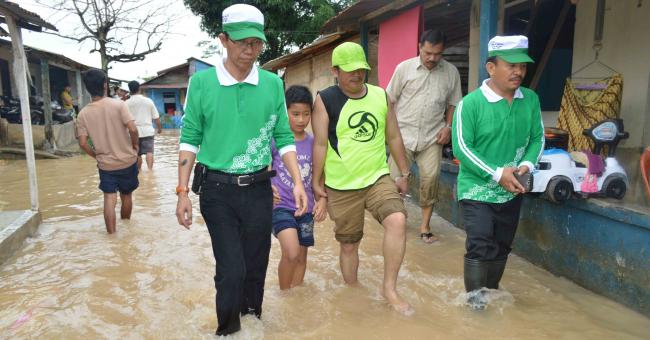 Atasi Banjir, Masyarakat Bongkar Bangunan Penutup Saluran Air